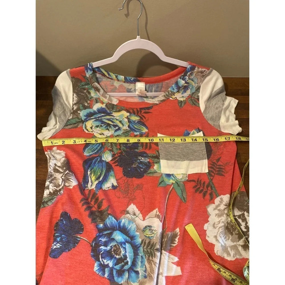 Women’s Medium Coral Floral and striped pocket tee​ - Picture 7 of 7